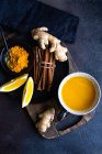 Имбирный чай с лимоном и медом — стоковое фото