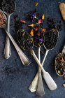 Teeservice mit trockenen Blättern und Blumen auf Holzgrund — Stockfoto
