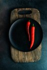 Pimienta roja sobre fondo negro - foto de stock