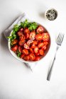 Здорове вегетаріанське харчування, дієта, свіжі овочі, помідори, оливкова олія та базилік на сірому фоні — стокове фото