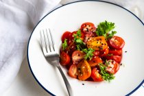 Legumes frescos e tomates na cozinha — Fotografia de Stock