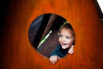 Fille souriante jouant dans une aire de jeux, Italie — Photo de stock