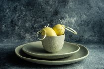 Два пасхальных яйца в керамической чаше — стоковое фото