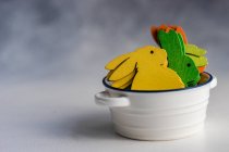 Multi-coloridas decorações coelho da Páscoa em uma tigela de cerâmica — Fotografia de Stock