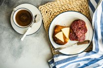 Frühstück mit Kaffee und Tee auf Holztisch — Stockfoto