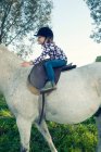 Nahaufnahme eines Mädchens auf einem weißen Pferd, Polen — Stockfoto