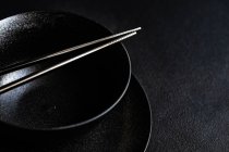 Visão aérea de uma configuração de mesa asiática com louça preta — Fotografia de Stock