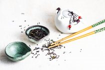 Ajuste de té asiático en una mesa - foto de stock