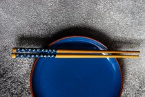 Vue aérienne d'un décor de table asiatique avec baguettes — Photo de stock