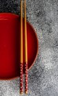Vista aérea de una mesa asiática con palillos - foto de stock