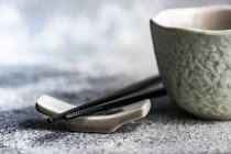 Primo piano di una boccia di una tazza di ceramica nera e bianca su uno sfondo scuro — Foto stock
