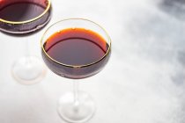 Verre de vin et raisins rouges sur fond blanc — Photo de stock