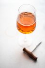 Whisky mit einem Glas Cognac und einer Flasche Wein auf weißem Hintergrund — Stockfoto