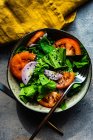 Salat mit Lachs, Avocado, Rucola und Käse. Gesunde Ernährung. Ansicht von oben. — Stockfoto