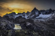 Panorama montano del Monte Stortinden e del Monte Stjerntinden, Flakstad, Lofoten, Nordland, Norvegia — Foto stock