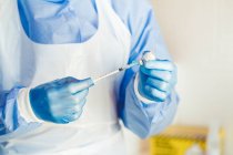 Медсестра, що заповнює шприц коронавірусною вакциною, готова до вакцинації пацієнта — стокове фото