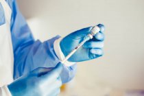 Krankenschwester füllt eine Spritze mit dem Coronavirus-Impfstoff, der bereit ist, einen Patienten zu impfen — Stockfoto