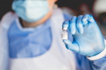 Krankenschwester mit einem Fläschchen des Coronavirus-Impfstoffs — Stockfoto