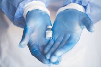 Медсестра тримає флакон коронавірусної вакцини — стокове фото