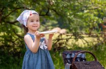 Mädchen steht in einem Park und bereitet sich auf ein Picknick vor, Bulgarien — Stockfoto