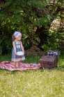 Девушка, стоящая в парке и готовящаяся к пикнику, Болгария — стоковое фото