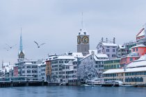 Skyline de la ville avec River Limmat, Fraumunster Church et St Peter Church en hiver, Zurich, Suisse — Photo de stock