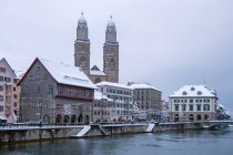 City skyline con River Limmat y la iglesia Great Minster en invierno, Zurich, Suiza - foto de stock