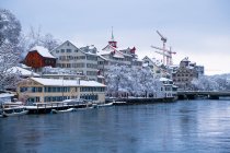 Ciudad skyline con River Limmat en invierno, Zurich, Suiza - foto de stock