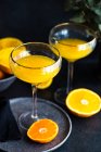 Sumo de laranja fresco espremido numa taça de cocktail dourada — Fotografia de Stock