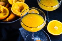 Jus d'orange fraîchement pressé dans un verre à cocktail doré — Photo de stock