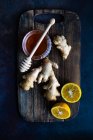 Имбирный чай с лимоном и медом — стоковое фото