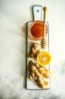 Té de jengibre con limón y miel - foto de stock
