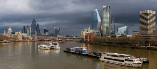 Cityscape e barcos no rio Tamisa, Londres, Inglaterra, Reino Unido — Fotografia de Stock