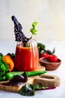 Jugo de verduras frescas con tomate, pimienta y especias - foto de stock