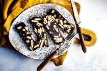 Hausgemachter Schokoladenkuchen mit Nüssen und Zimt — Stockfoto