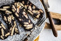 Schokoladenkuchen mit Puderzucker und Zimt — Stockfoto