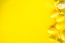 Розфарбовані великодні яйця на жовтому тлі — стокове фото