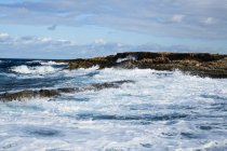 Mar duro, Bahía de Buggiba, Malta - foto de stock