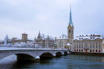Igreja Fraumunster ao longo do rio Limmat, Zurique, Suíça — Fotografia de Stock