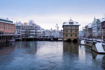 Río Limmat y paisaje urbano frente al mar en invierno, Zurich, Suiza - foto de stock