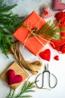 Weihnachten Hintergrund mit Geschenkschachteln und Tannenzweigen auf Holztisch — Stockfoto
