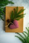 Різдвяний фон з ялинковими гілками та подарунковими коробками на дерев'яному столі — стокове фото