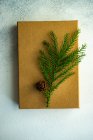 Sfondo natalizio con abete e pigne su un tavolo di legno — Foto stock