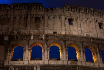 Nahaufnahme des Kolosseums bei Nacht, Rom, Latium, Italien — Stockfoto