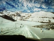 Vista del hombre cruzando la carretera en la nieve, Montañas del Cáucaso, Georgia - foto de stock