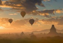 Silhouette of hot air balloons flying over temples at sunset, Bayan, Myanmar — Stock Photo