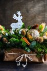 Weihnachtskerzenschmuck mit Tannenzapfen auf einem Holztisch — Stockfoto