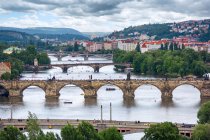 Karlsbrücke und vier weitere Brücken über die Moldau, Prag, Tschechische Republik — Stockfoto