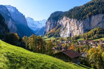 Lauterbrunnen village and Staubbach Falls, Berna, Suíça — Fotografia de Stock