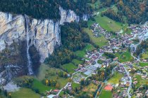Vista aérea de Staubbach falls y Lauterbrunnen village, Berna, Suiza - foto de stock
